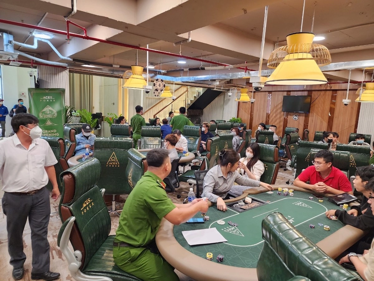 Cảnh công an kiểm tra sòng Poker trái phép với nhiều người tham gia trong khách sạn tại Đà Nẵng