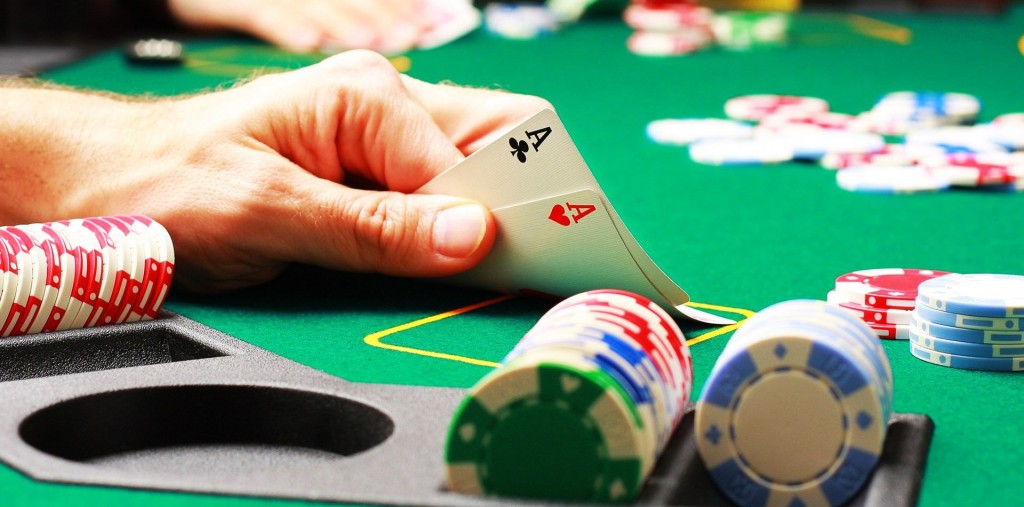 Cận cảnh chip Poker và người chơi tại bàn trong sòng bài, thể hiện hoạt động đánh bạc trá hình