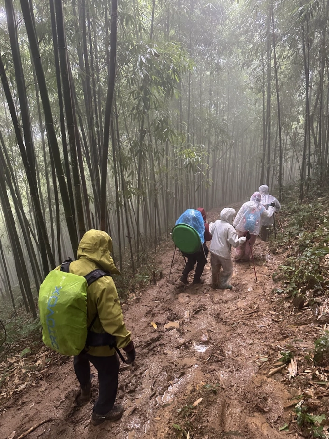 Nhóm người trekking leo núi đường rừng sương mù địa hình trơn trượt nguy hiểm