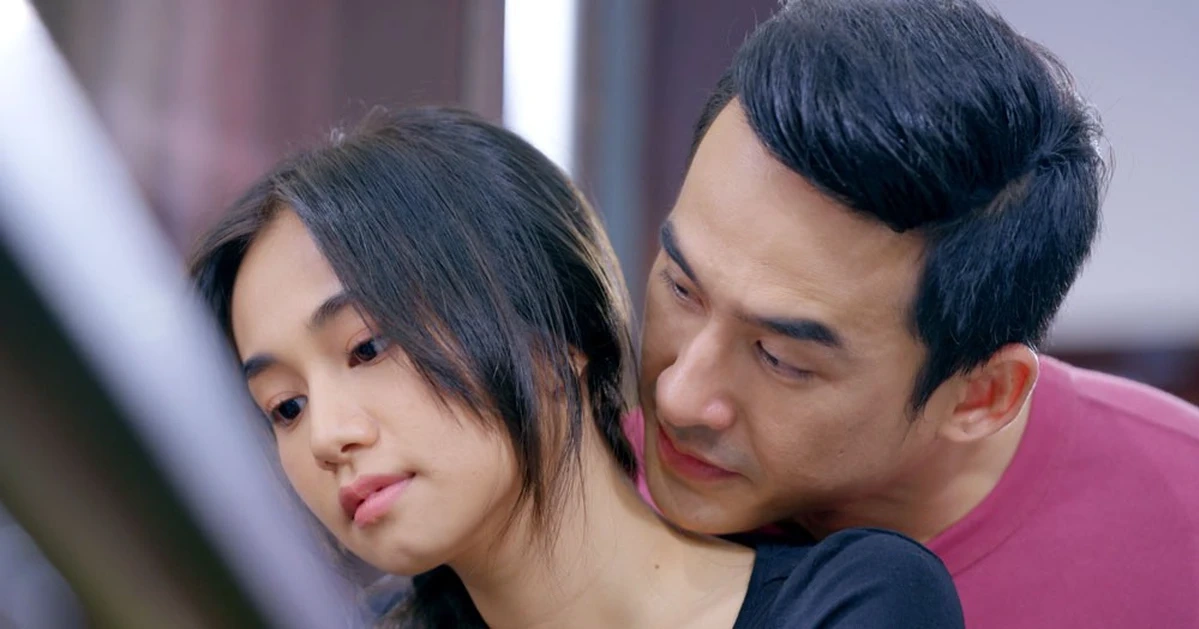 Cảnh tình cảm trong phim Bóng ma hạnh phúc thể hiện mối quan hệ phức tạp gây tranh cãi