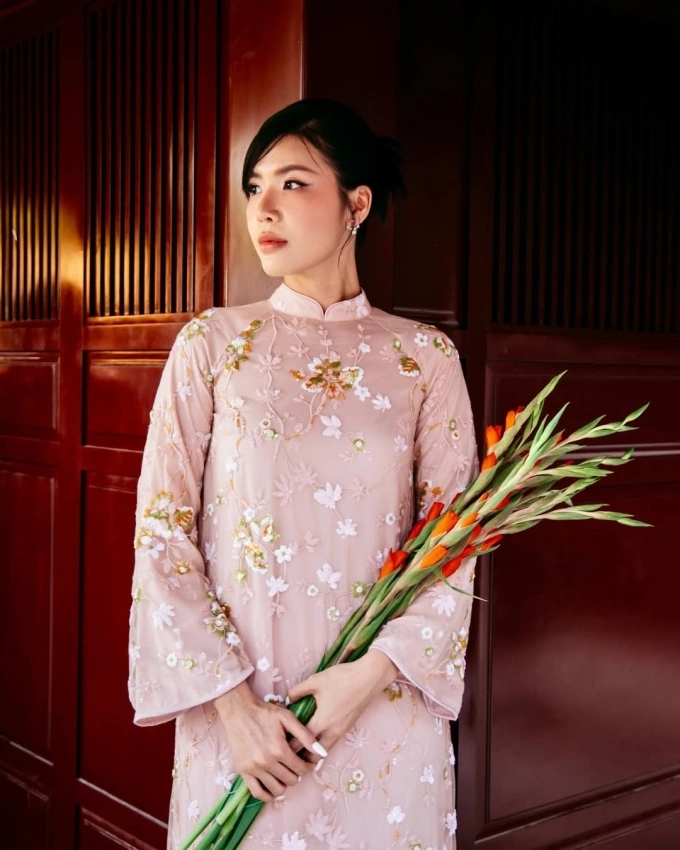 Minh Tú diện áo dài trắng cầm hoa, phong cách thanh lịch và tinh tế