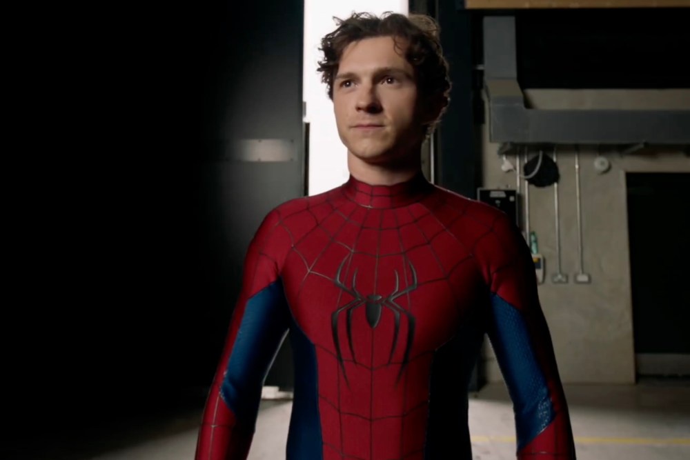 Spider-Man của Tom Holland trong trang phục Người Nhện chuẩn bị cho cuộc chiến mới
